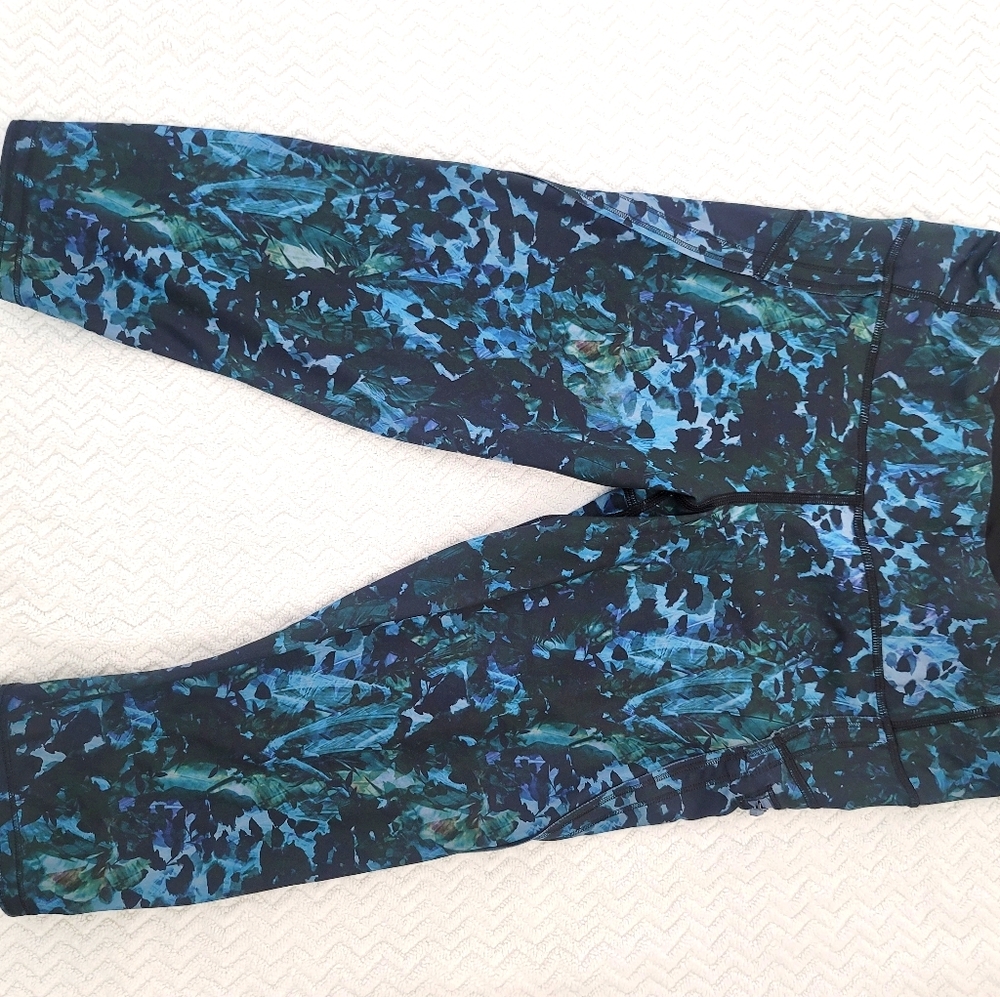 Lululemon Crops Yoga Leggings Navy Pattern Size 8